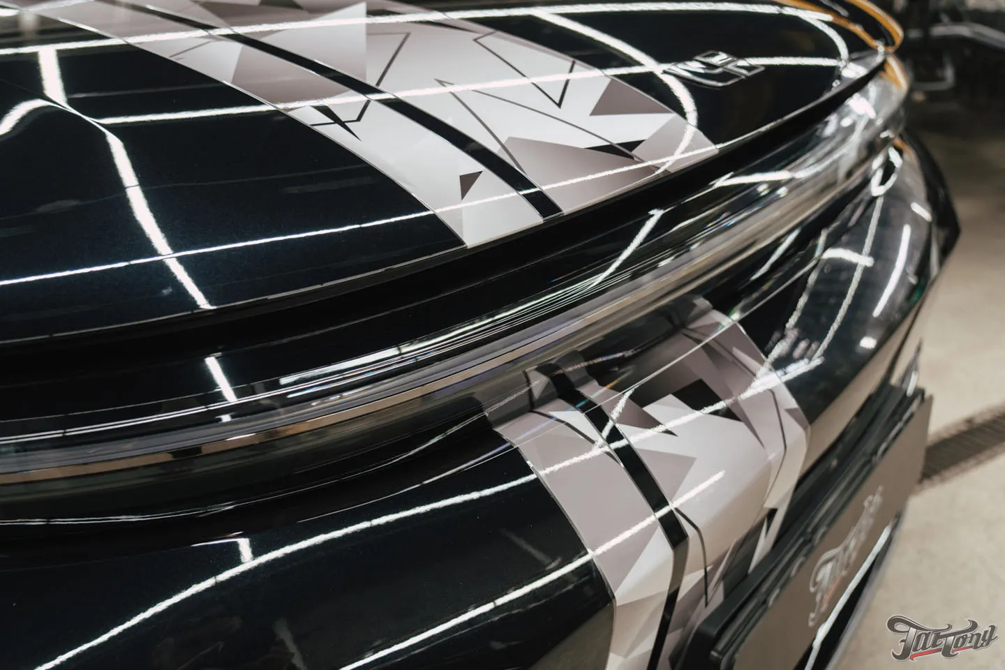 Добавили винилографию и полностью оклеили Li Auto L7 (LiXiang L7) полиуретаном, затонировали шильдики, защитили глянец в салоне, почистили и обработали керамикой кожу